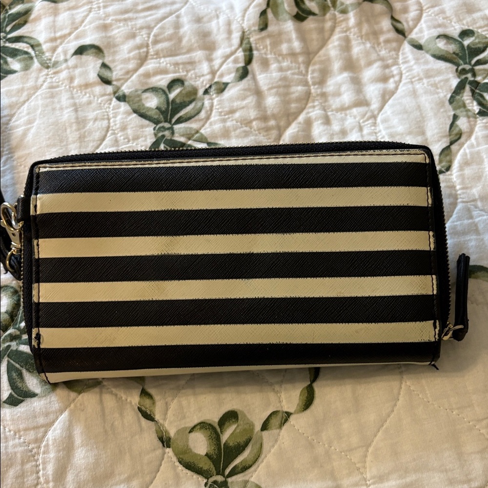 Disney Black and white Minnie Mouse Wristlet - Picture 6 of 6
